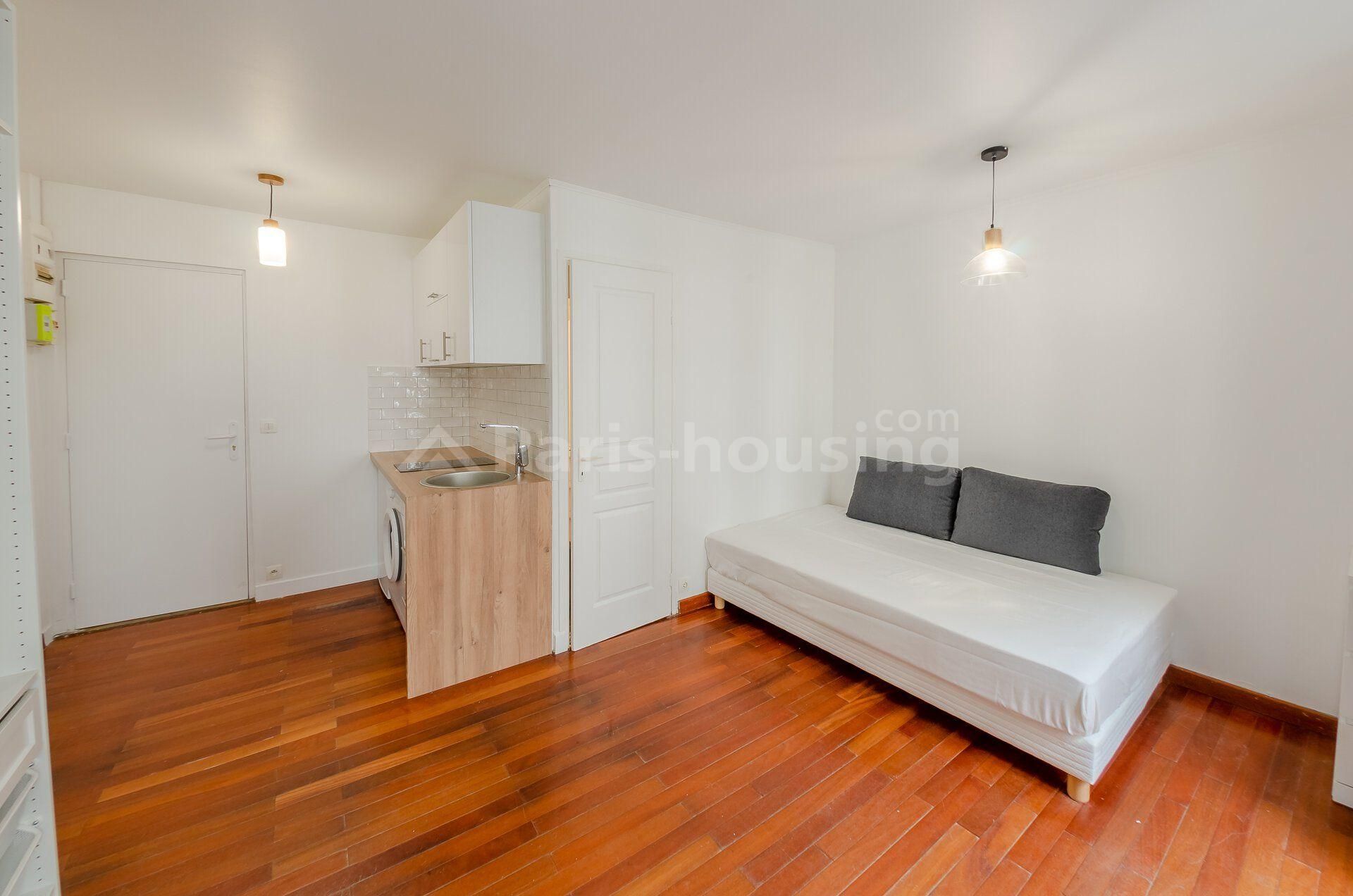 Studio rent Paris 75014    880 per month Ref 200335