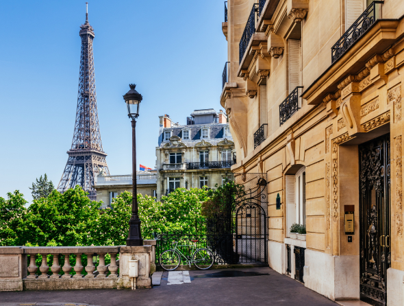 Rue avec vue sur la Tour Eiffel, Gestion locative à Paris 16ème