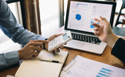 Gestionnaire locatif travaillant dans son bureau