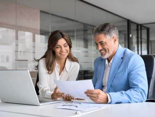 Investissement immobilier à Paris - deux agents immobiliers discutent