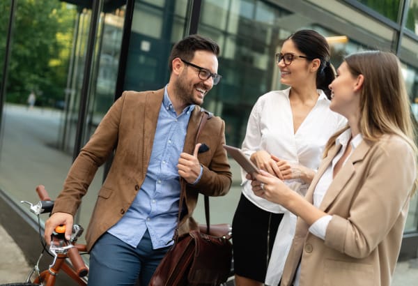 Expatriés en discussion à propos d'un appartement en location à Paris