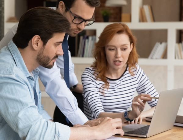 Agent immobilier à Paris expliquant les conditions et honoraires d'agence aux locataires