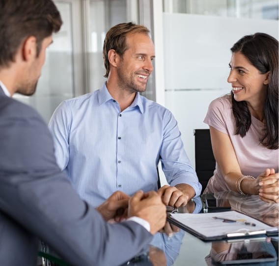 Couple expatrié discutant de contrat de location d’appartement à Paris – Services pour expatriés