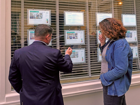 Vitrine d'une agence immobilière à Paris 7 spécialisée en gestion locative et location